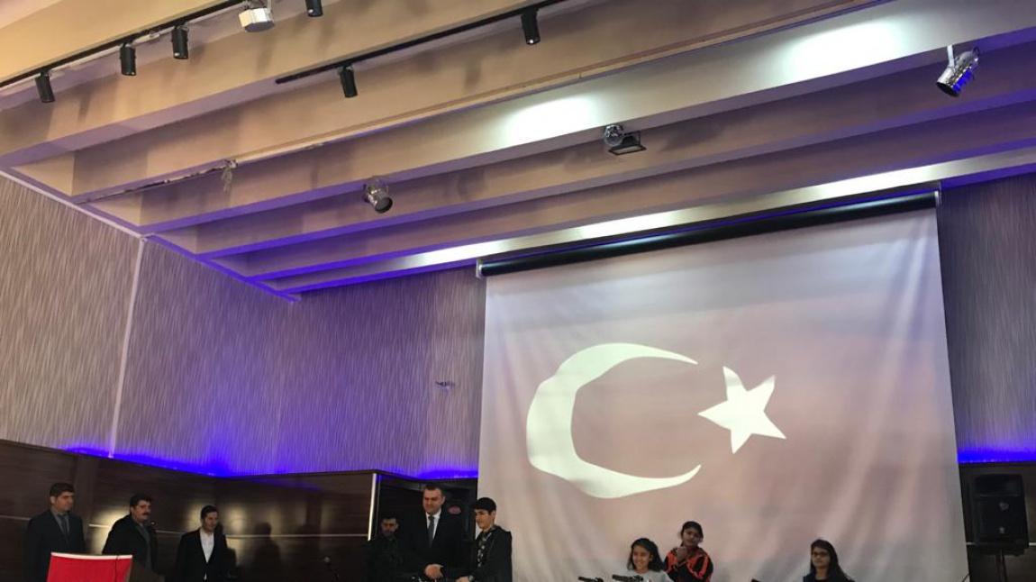 Okulumuz öğrencilerinden Zübeyir Çetinkaya 12 Mart Mehmet Akif Ersoy'u Anma ve İstiklal Marşı'nın kabulü yarışmasında yazdığı kompozisyon ile ilçe birincisi olmaya hak kazandı.